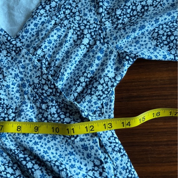 Madewell Blue & White Crinkle Wrap Mini Dress in Quilted Floral Sz 2 - Picture 15 of 16